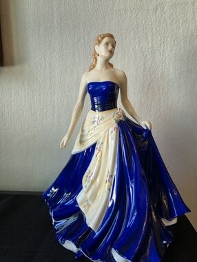 Royal Doulton Pretty Ladies Olivia HN 5114 2008 Figure Of The Year